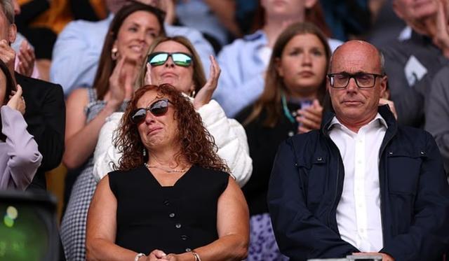 动情时刻，若塔遗孀和父母看到狼队球迷对若塔的致敬感动落泪